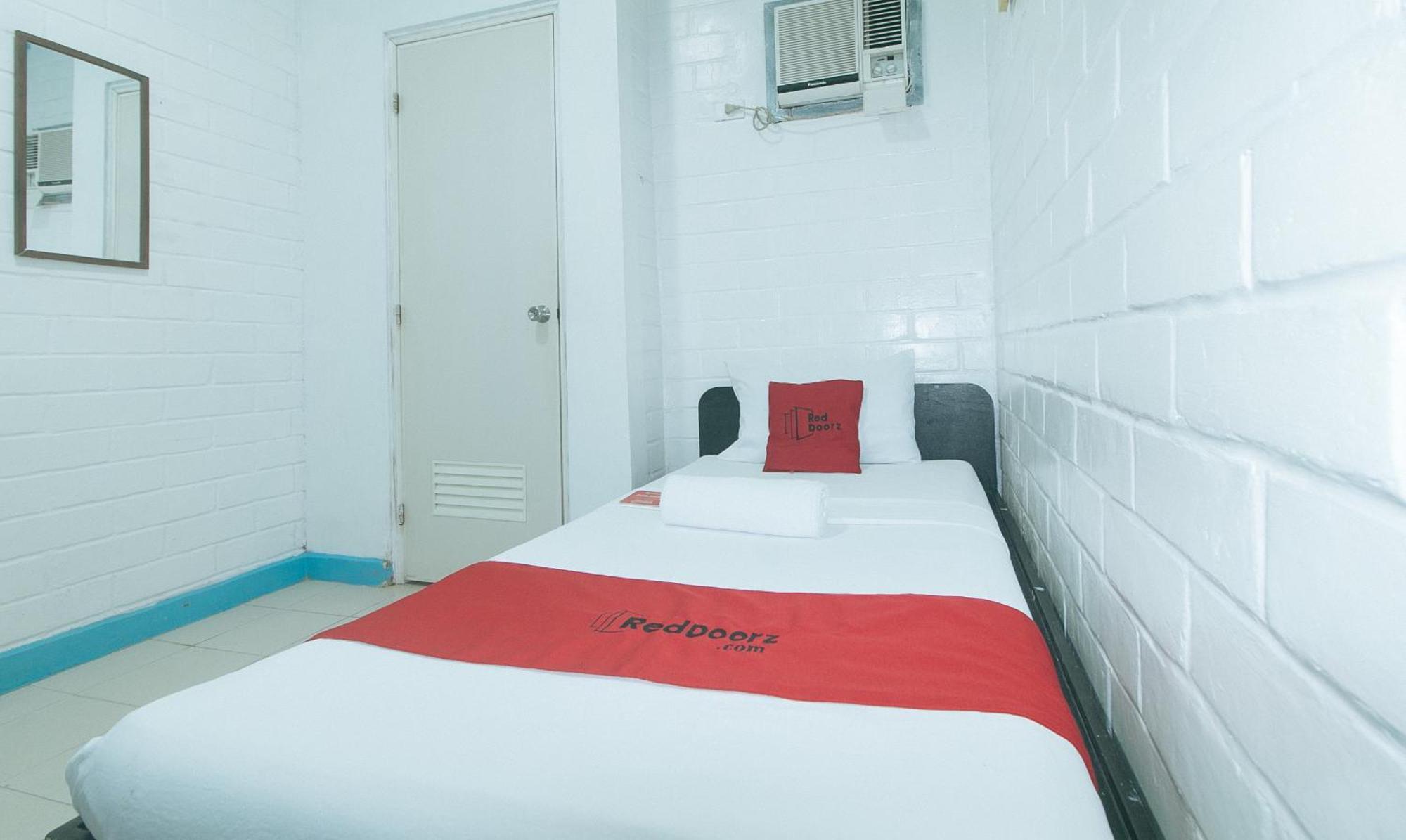 Reddoorz At La Maria Pension And Tourist Inn Cebu Exterior photo